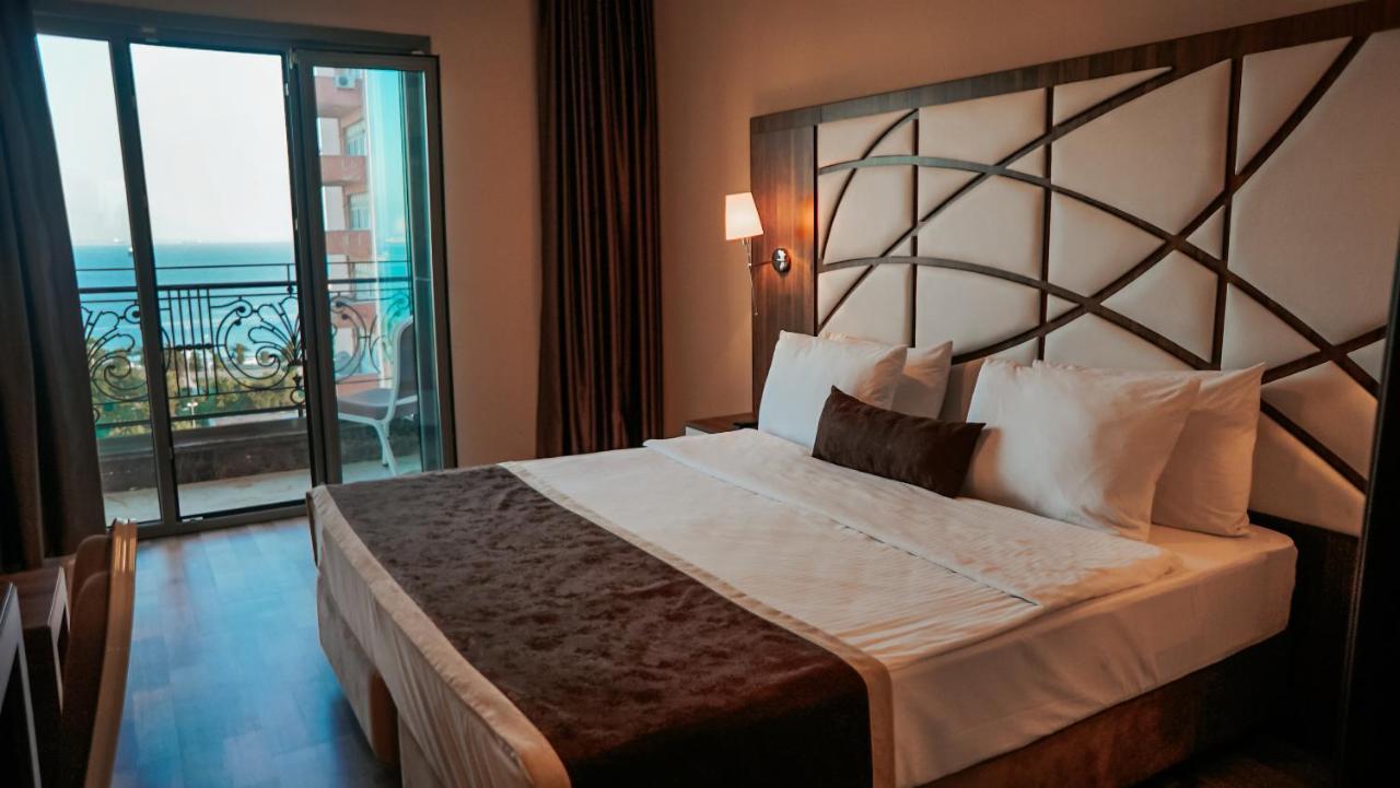 Hotel The Grand Mira Business